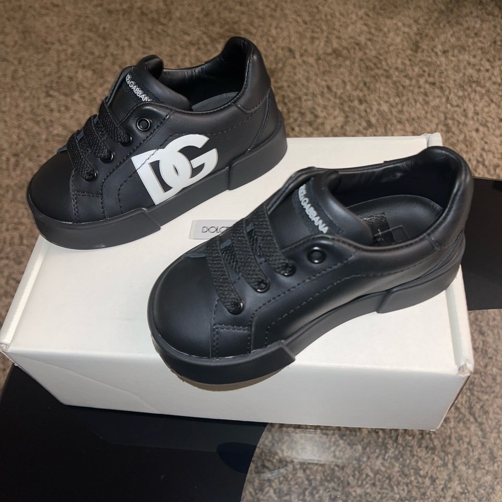 Shoes only been worn once. Still has new shoe smell. Comes with box, & shoe bag.